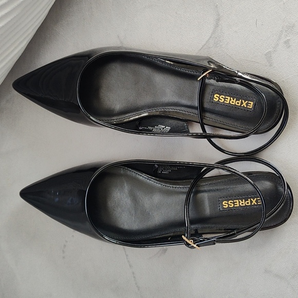 Pointed Toe Flats with Ankle Strap-Size 8 - Picture 2 of 3